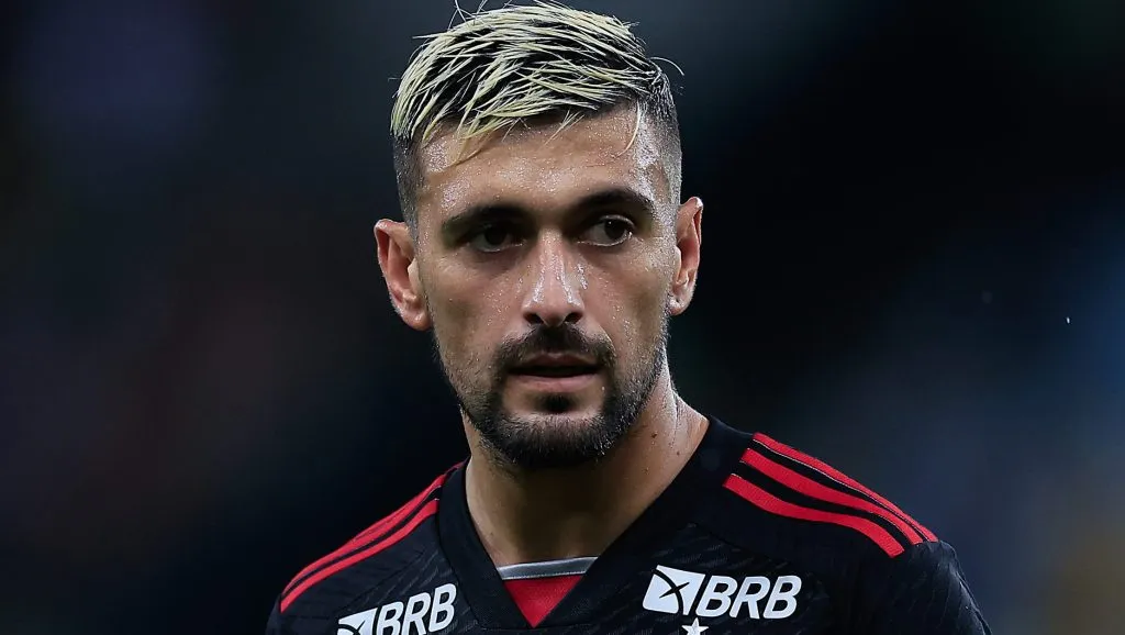 Arrascaeta, com a camisa vermelha e preta do Flamengo, em campo