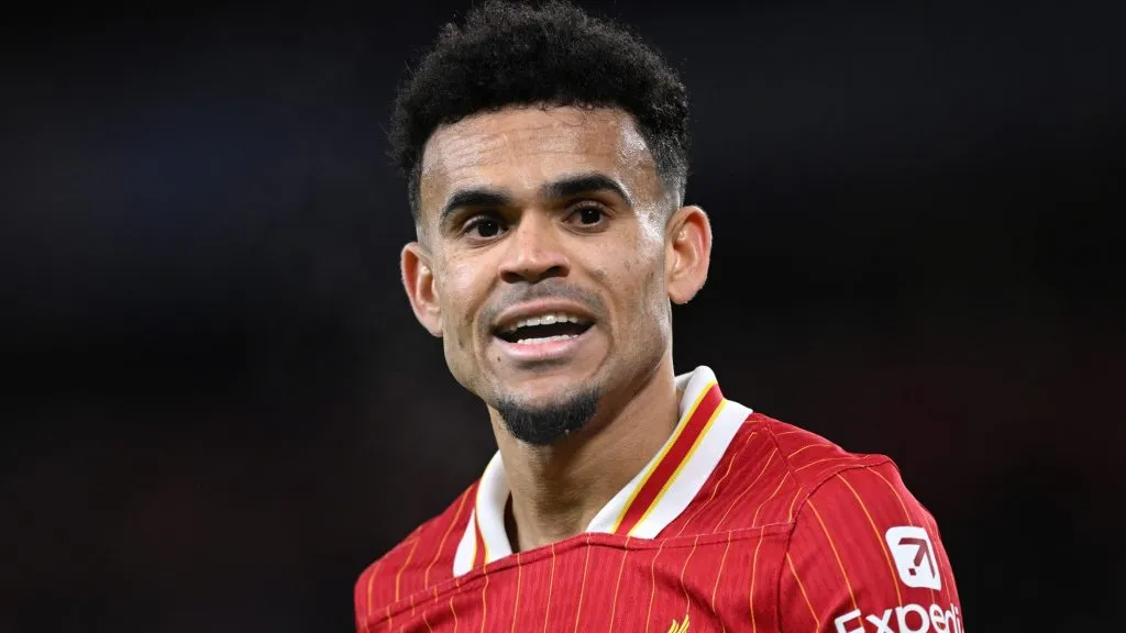 Luis Díaz, em campo, cm a camisa vermelha (Photo by Justin Setterfield/Getty Images)