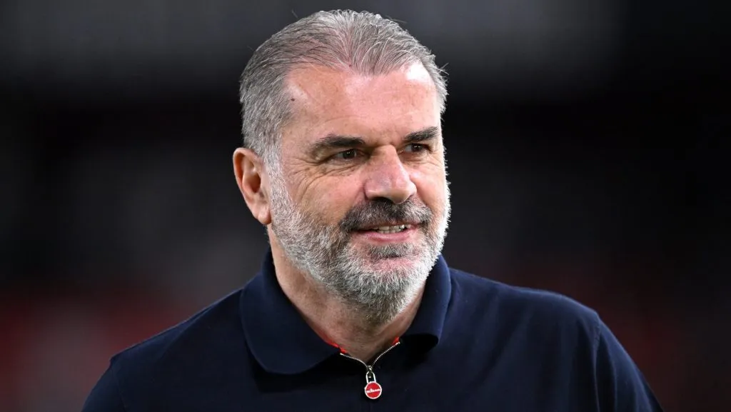 Ange Postecoglou, treinador do Tottenham, de camisa preta