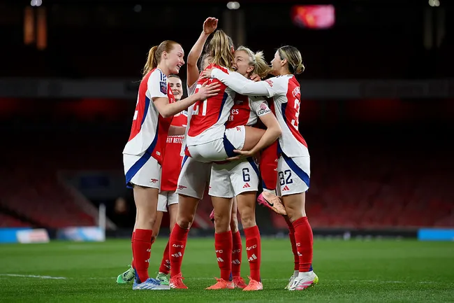 Jogadoras do Arsenal comemoram gol da equipe londrina (Photo by Justin Setterfield/Getty Images)
