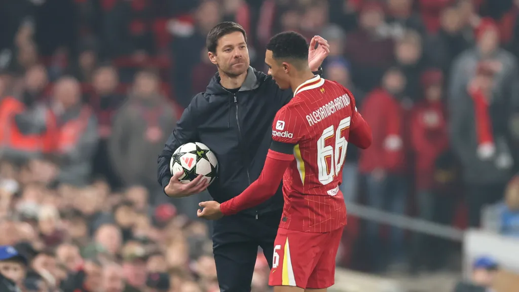 Xabi Alonso, durante partida pelo Bayer Leverkusen, ao lado do lateral Trent Alexander-Arnold, do Liverpool (Photo by Carl Recine/Getty Images)