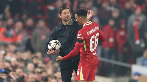 Trent Alexander-Arnold e Xabi Alonso lado a lado