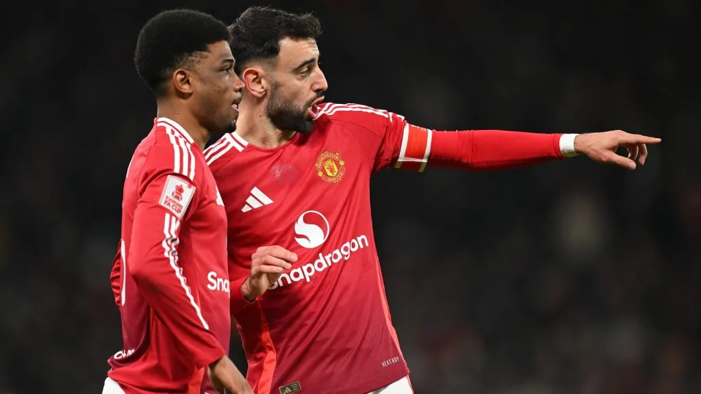 Amad Diallo e Bruno Fernandes juntos no Manchester United. Foto: Michael Regan/Getty Images