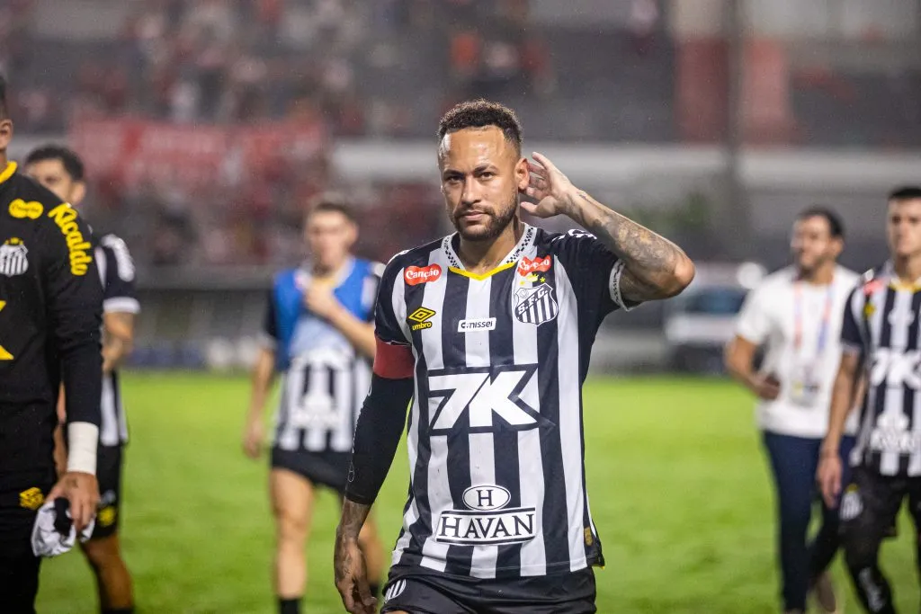 Neymar provoca torcida do CRB, apos eliminacao nos penaltis, estadio Rei Pele pelo campeonato Copa Do Brasil 2025. Foto: Itawi Albuquerque/AGIF