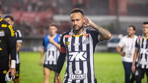 Nem os dribles de Neymar evitaram a queda para o CRB. Mais que uma eliminação, o jogo expôs um Santos fragilizado — dentro e fora das quatro linhas. Foto: Itawi Albuquerque/AGIF