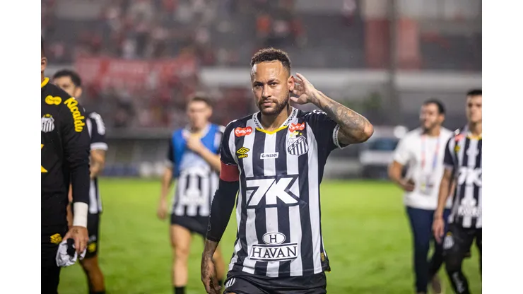 Nem os dribles de Neymar evitaram a queda para o CRB. Mais que uma eliminação, o jogo expôs um Santos fragilizado — dentro e fora das quatro linhas. Foto: Itawi Albuquerque/AGIF