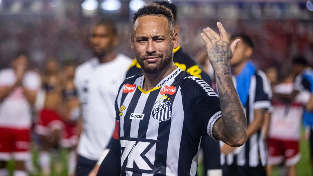 Neymar provoca torcida do CRB (foto: Itawi Albuquerque/AGIF)