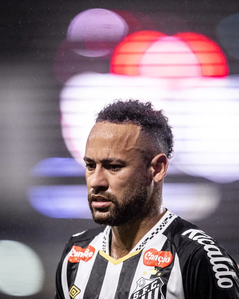 Neymar, em campo, com a camisa branca e preta do Santos