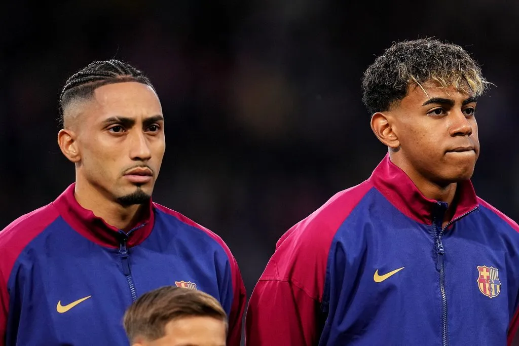 Raphinha e Yamal, em campo, com jaqueta azul e vinho, foram assuntos do treinador do Liverpool