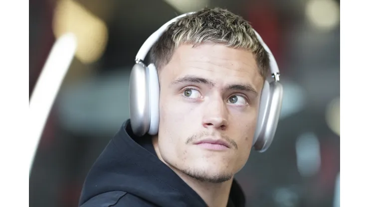 Florian Wirtz está de malas prontas para deixar o Leverkusen. Foto: Pau Barrena/Getty Images