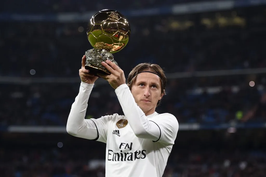 Modric erguendo a Bola de Ouro conquistada jogando no Real Madrid (Photo by Denis Doyle/Getty Images)