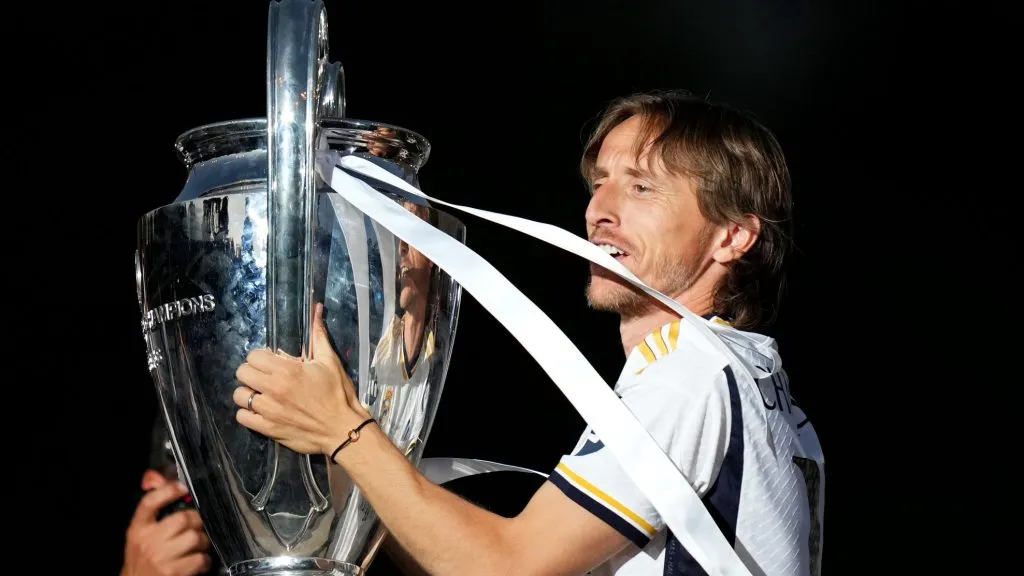 MADRI, ESPANHA - 02 DE JUNHO: Luka Modric, do Real Madrid, comemora com o troféu da Liga dos Campeões da UEFA enquanto o ônibus da equipe passa pela cidade durante o Desfile do Troféu da Liga dos Campeões da UEFA do Real Madrid após a vitória sobre o Borussia Dortmund na final da Liga dos Campeões da UEFA em 02 de junho de 2024 em Madri, Espanha.