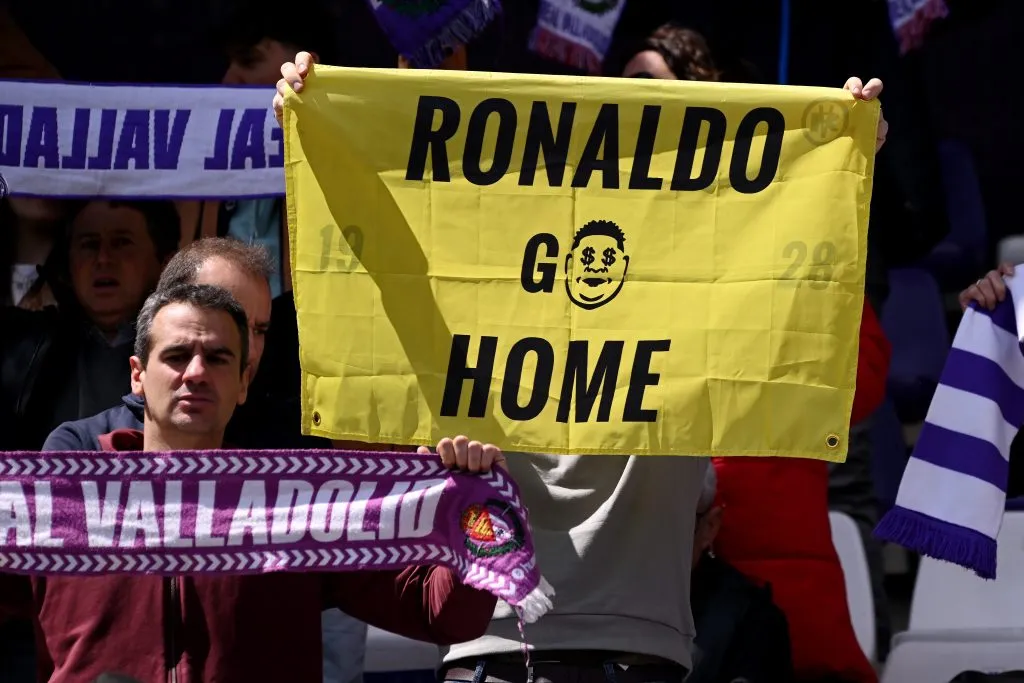 Torcida do Valladolid protesta por saída de Ronaldo. Foto: Denis Doyle/Getty Images