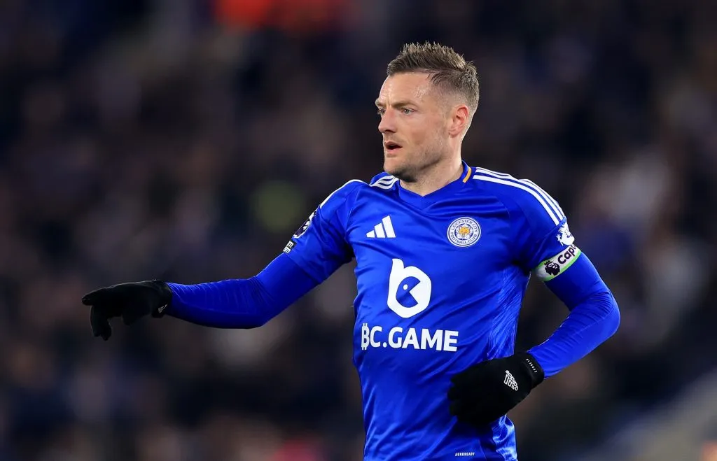 Jamie Vardy, do Leicester City, observa durante a partida da Premier League entre Leicester City e Manchester United no King Power Stadium, em 16 de março de 2025, em Leicester, Inglaterra. (Foto de Carl Recine/Getty Images)