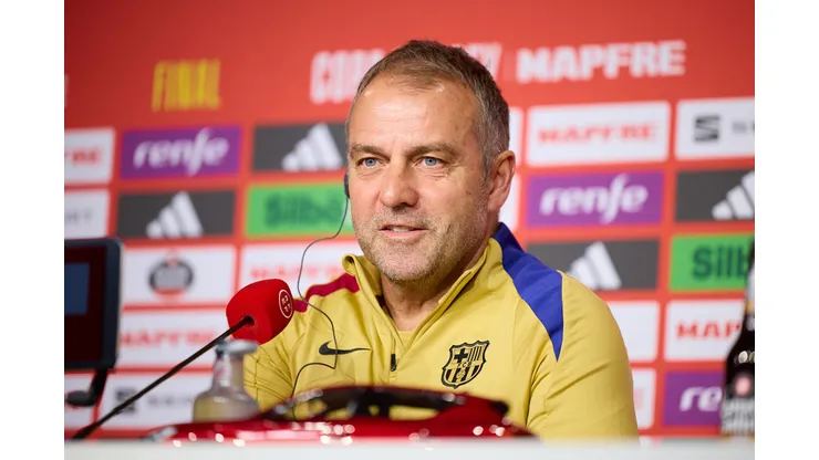 Hansi Flick fica no Barcelona até 2027