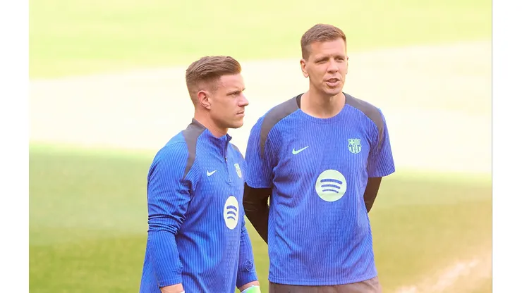 Szczesny dá soco em Lewandowski durante treino do Barcelona e momento viraliza na web; Veja. (Photo by Fran Santiago/Getty Images)
