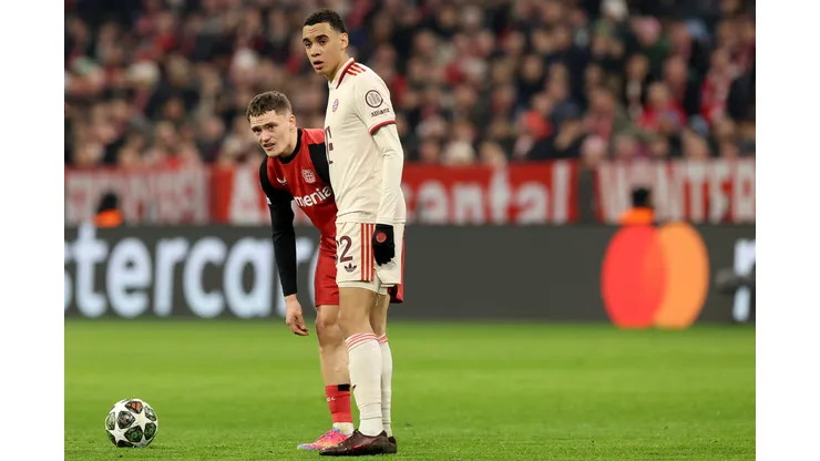O Bayer Leverkusen quer o japonês para repor a possível saída de Wirtz, enquanto o Bayern de Munique surge como um obstáculo poderoso, com suas armas financeiras e prestígio. (Foto de Alexander Hassenstein/Getty Images)
