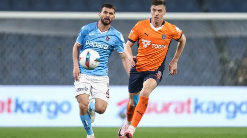 Başakşehir e Trabzonspor lideram a corrida pelo atacante francês, atualmente no AEK. (Foto: Ahmad Mora/Getty Images)