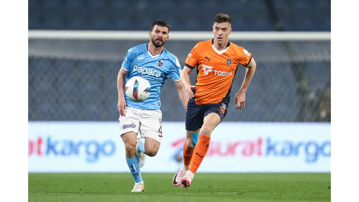 Başakşehir e Trabzonspor lideram a corrida pelo atacante francês, atualmente no AEK. (Foto: Ahmad Mora/Getty Images)