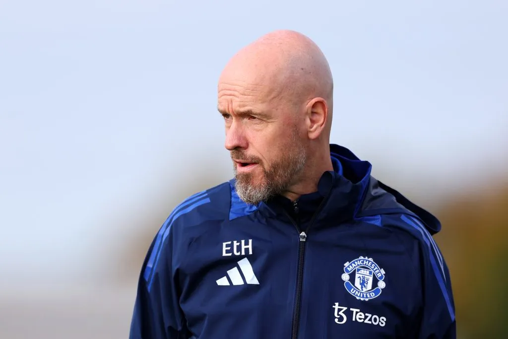 Erik ten Hag, técnico do Manchester United, observa durante o treino e a coletiva de imprensa da Fase de Grupos da Liga Europa 2024/25, na terceira rodada, realizados no Centro de Treinamento Carrington em 23 de outubro de 2024, em Manchester, Inglaterra. (Foto de Alex Livesey/Getty Images)