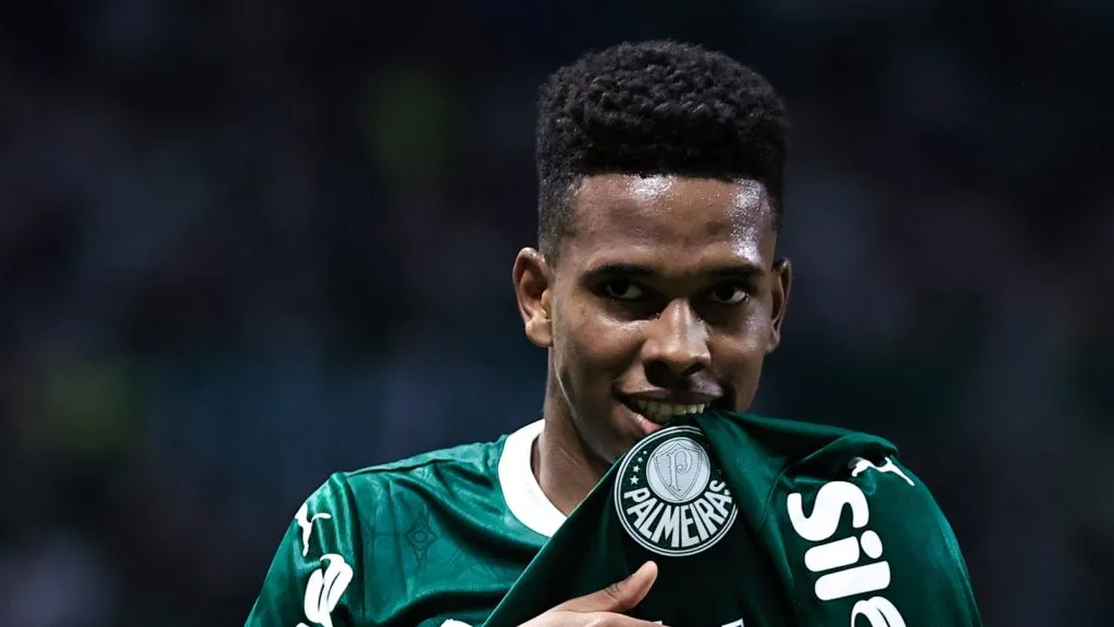 Estêvão em ação pelo Palmeiras.
