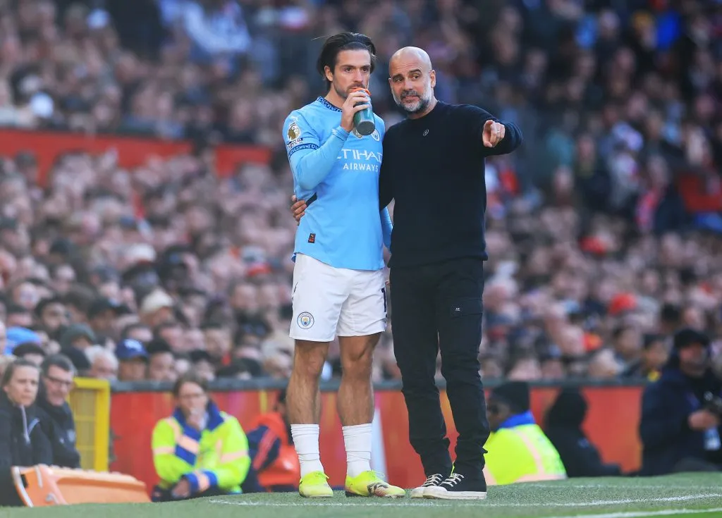 Guardiola e Jack Grealish conversam