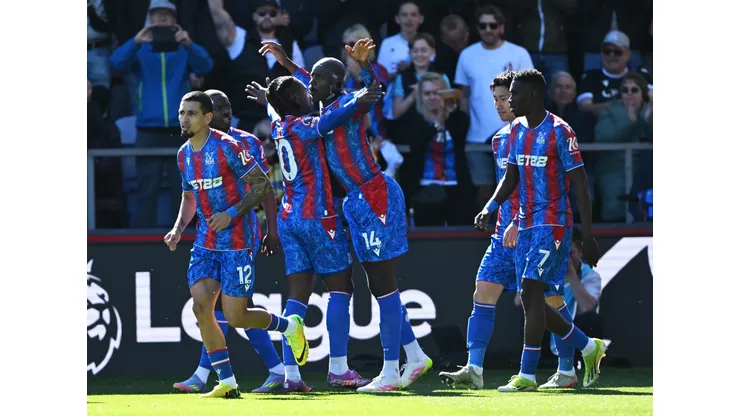 A cláusula de rescisão e o histórico de negócios entre Bayern e Crystal Palace são fatores que podem decidir o futuro do meio-campista inglês. (Foto de Mike Hewitt/Getty Images)