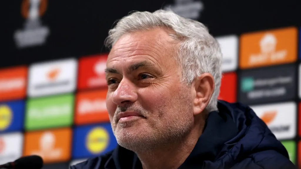 José Mourinho, treinador principal do Fenerbahçe, fala com a imprensa durante a coletiva de imprensa das oitavas de final da Liga Europa 202425, no Estádio Ibrox, em 12 de março de 2025, em Glasgow, Escócia. (Foto de Ian MacNicolGetty Images)