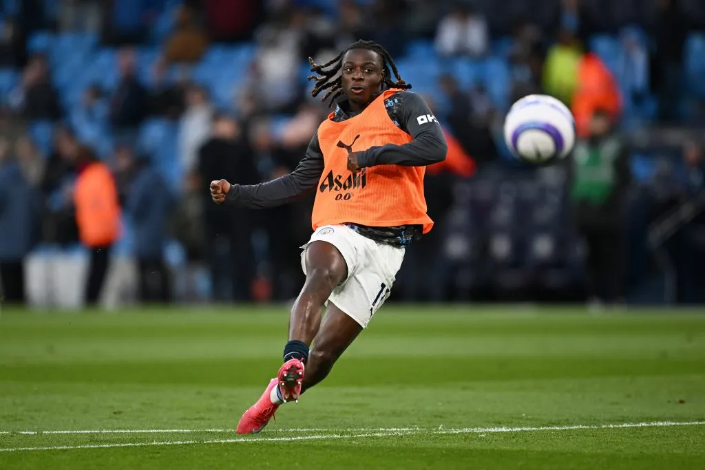 Jeremy Doku, do Manchester City, se aquece antes da partida da Premier League entre Manchester City FC e Leicester City FC no Etihad Stadium em 2 de abril de 2025, em Manchester, Inglaterra. (Foto de Gareth Copley/Getty Images)