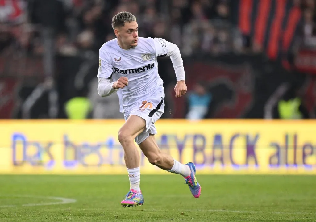 Florian Wirtz, do Leverkusen, em ação durante a partida da Bundesliga entre FC St. Pauli 1910 e Bayer 04 Leverkusen no Millerntor Stadium, em 20 de abril de 2025, em Hamburgo, Alemanha. (Foto de Stuart Franklin/Getty Images)