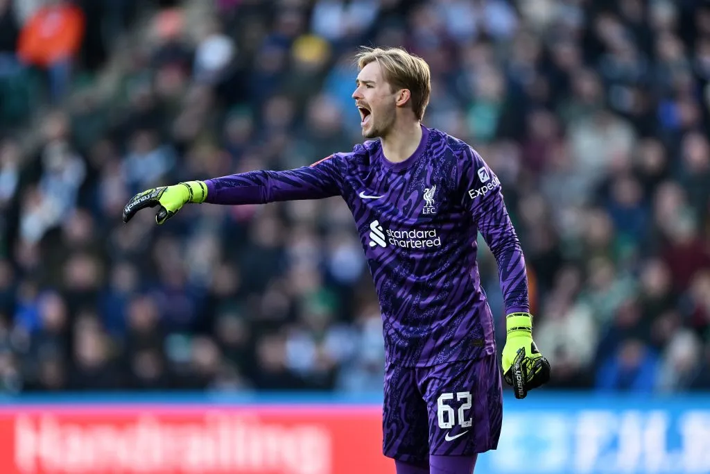 Caoimhin Kelleher, do Liverpool, durante a partida da Quarta Rodada da Emirates FA Cup entre Plymouth Argyle e Liverpool no Home Park, em 9 de fevereiro de 2025, em Plymouth, Inglaterra. (Foto de Dan Mullan/Getty Images)