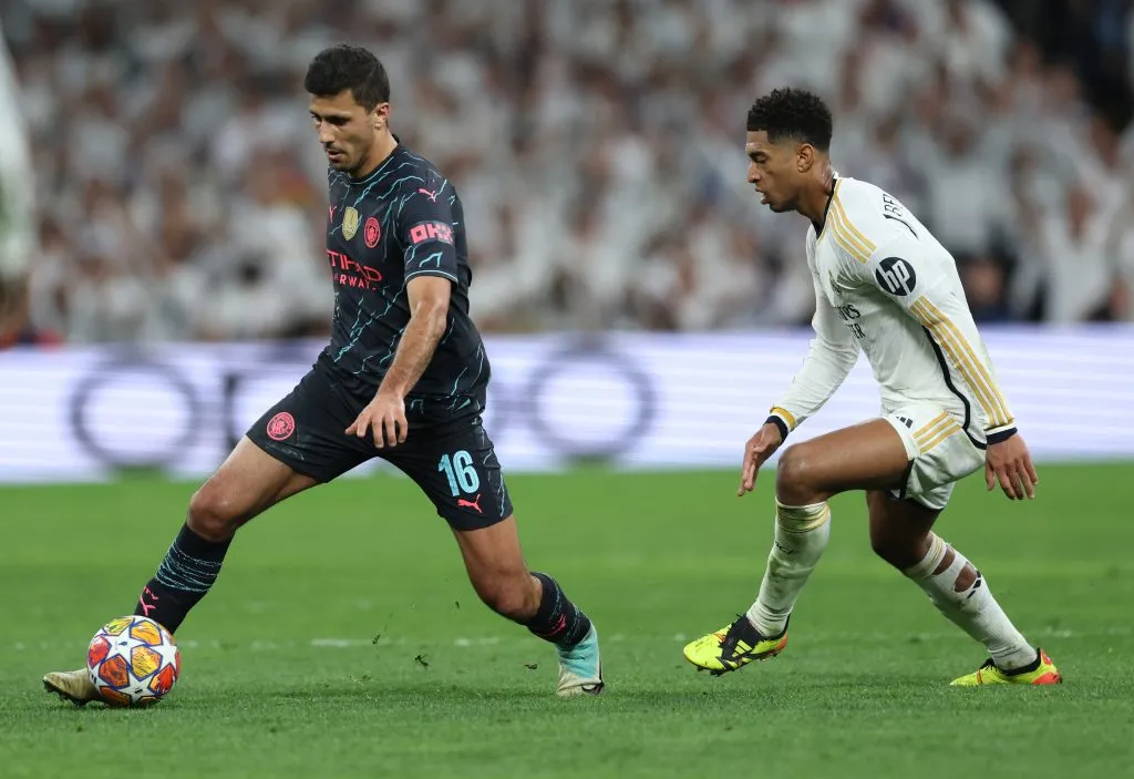 Rodri, do Manchester City, sob pressão de Jude Bellingham, do Real Madrid, durante a partida de ida das quartas de final da Liga dos Campeões da UEFA entre Real Madrid CF e Manchester City no Estádio Santiago Bernabéu, em 9 de abril de 2024, em Madri, Espanha. (Foto de Clive Brunskill/Getty Images)