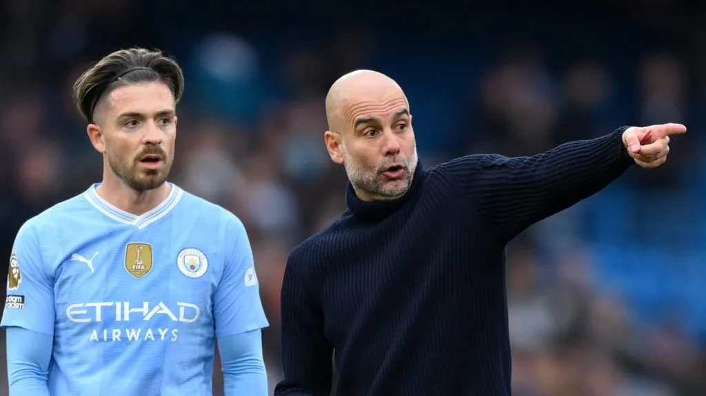 MANCHESTER, INGLATERRA - 31 DE MARÇO: Pep Guardiola, técnico do Manchester City, fala com Jack Grealish, do Manchester City, após a partida da Premier League entre Manchester City e Arsenal FC no Etihad Stadium em 31 de março de 2024 em Manchester, Inglaterra.
