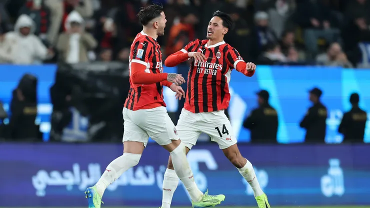 Theo Hernández e Reijnders em jogo do Milan. Foto: Abdullah Ahmed