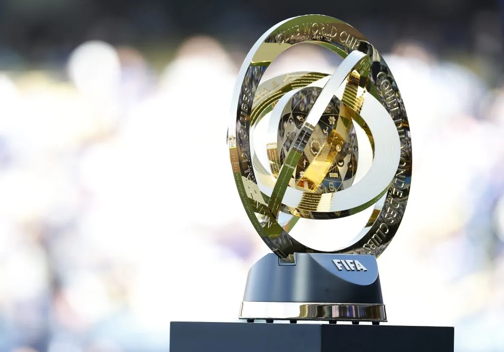 Troféu do mundial de clubes. Serão 32 equipes e oito grupos, com Palmeiras, Flamengo, Botafogo e Fluminense sendo as equipes brasileiras que disputarão o torneio, porém, quem dará o pontapé inicial serão Al-Ahly x Inter Miami, time da casa  (Photo by Ronald Martinez/Getty Images)