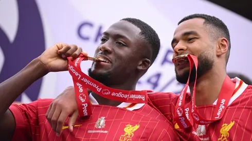 Cody Gakpo e Ibrahima Konaté juntos no Liverpool. Foto: Michael Regan