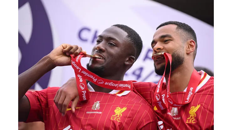 Cody Gakpo e Ibrahima Konaté juntos no Liverpool. Foto: Michael Regan
