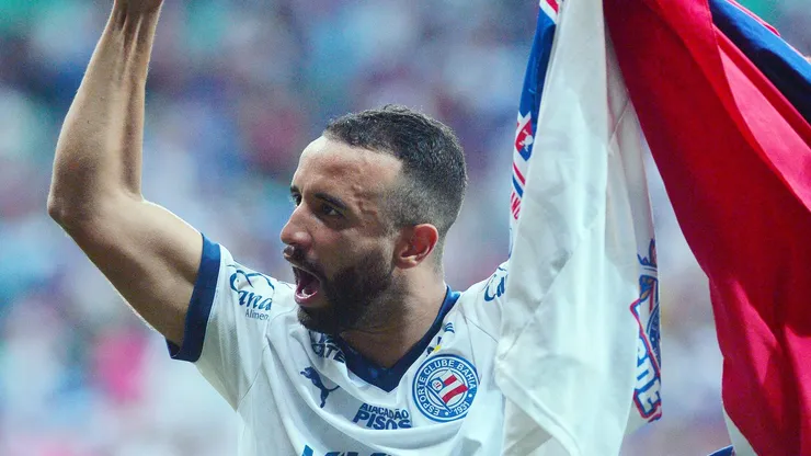 Caio Alexandre com a bandeira do Bahia. Foto: Walmir Cirne/AGIF