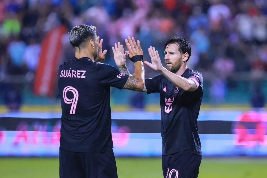 Messi e Luis Suárez, com a camisa preta, do Inter Miami