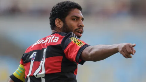 Wallace com a faixa de capitão do Flamengo.