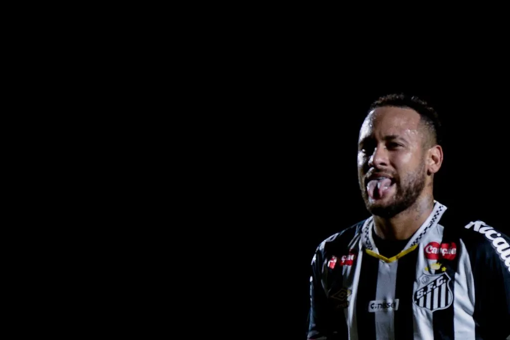 Neymar, ligado ao Flamengo, em campo, com a camisa branca e preta do Santos