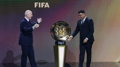 Gianni Infantino e Ronaldo lado a lado com o troféu no meio. Foto: Brennan Asplen/Getty Images