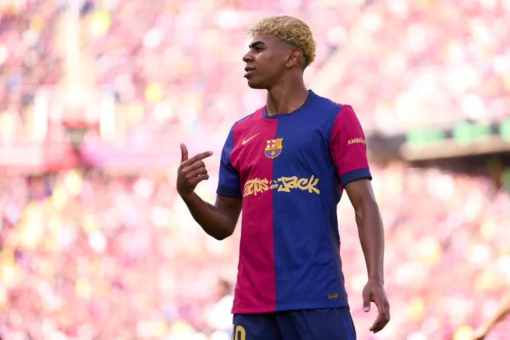 BARCELONA, ESPANHA - 11 DE MAIO: Lamine Yamal, do FC Barcelona, ​​comemora após marcar o segundo gol de sua equipe durante a partida da LaLiga entre o FC Barcelona e o Real Madrid CF no Estadi Olimpic Lluis Companys em 11 de maio de 2025 em Barcelona, ​​Espanha.