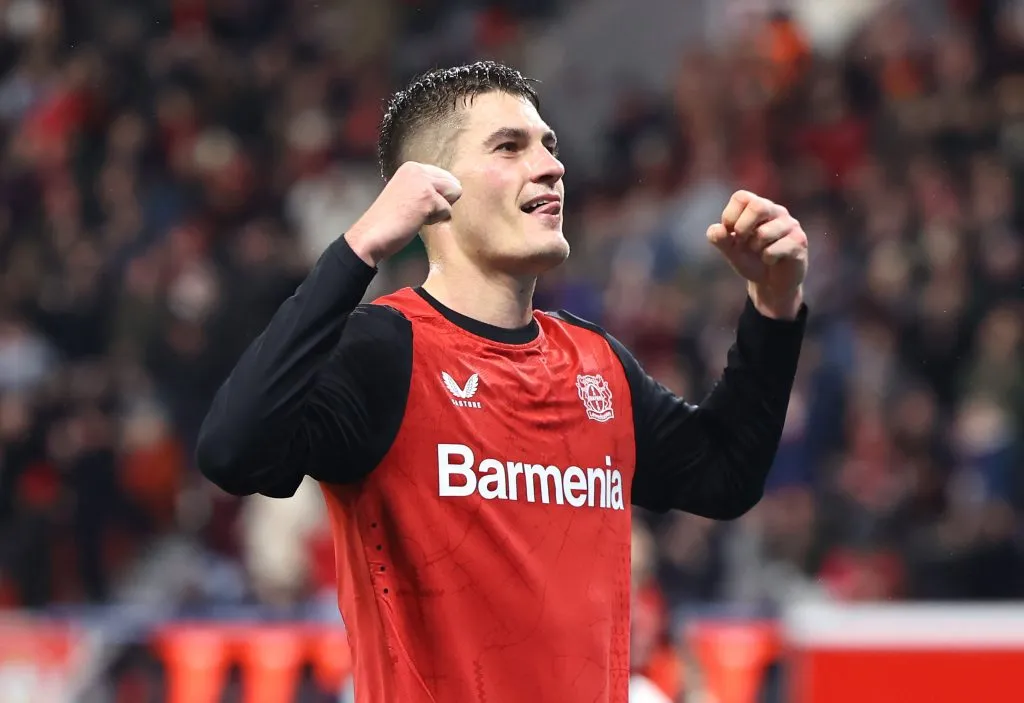 Patrik Schick, alvo do Real Madrid, em campo, com a camisa branca e preta do Bayer Leverkusen