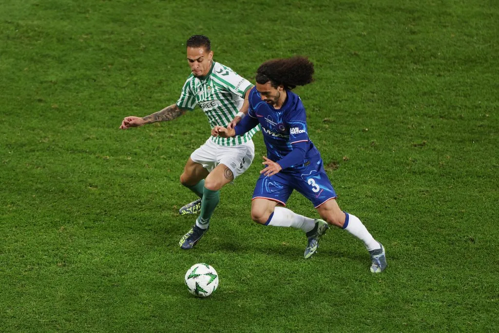 Antony, em campo, com a camisa verde e branca