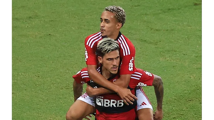 Matheus Gonçalves e Pedro juntos no Flamengo. Foto: Buda Mendes