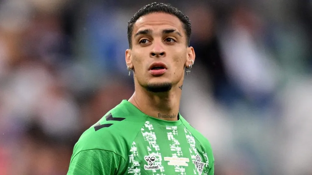 Antony, com a camisa verde e branca