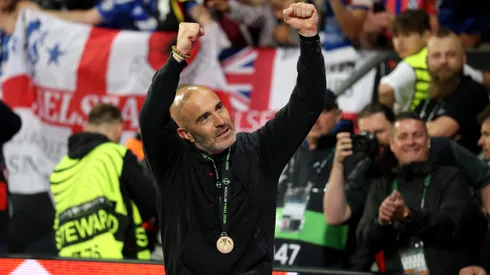 Enzo Maresca celebra título da Conference League com o Chelsea