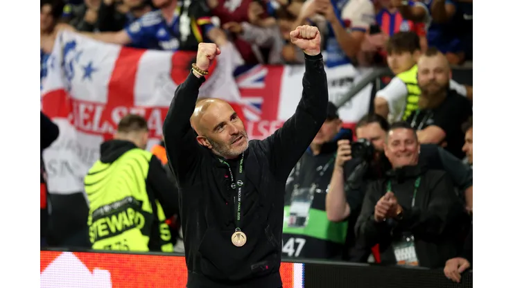 Enzo Maresca celebra título da Conference League com o Chelsea