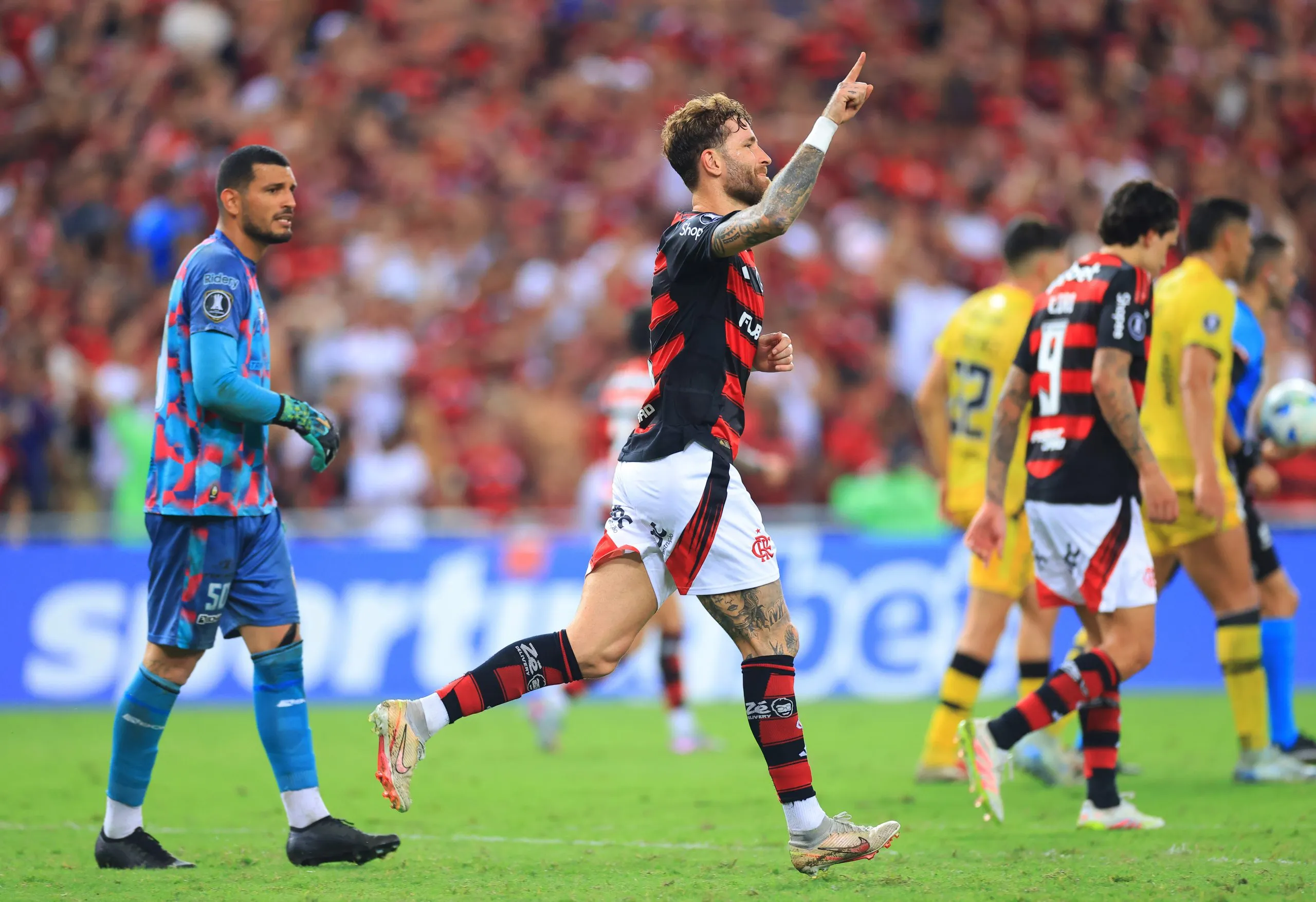 Léo Pereira celebrando gol pelo Flamengo . (Foto: Buda Mendes/Getty Images)